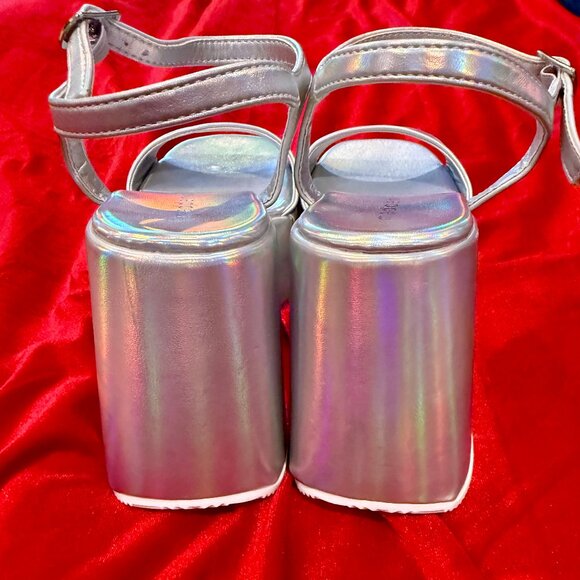 MADDEN GIRL SILHOUETTE SCULPTED SILVER HOLLOGRAM PLATFORM WEDGE SANDALS NWOT - Picture 3 of 11